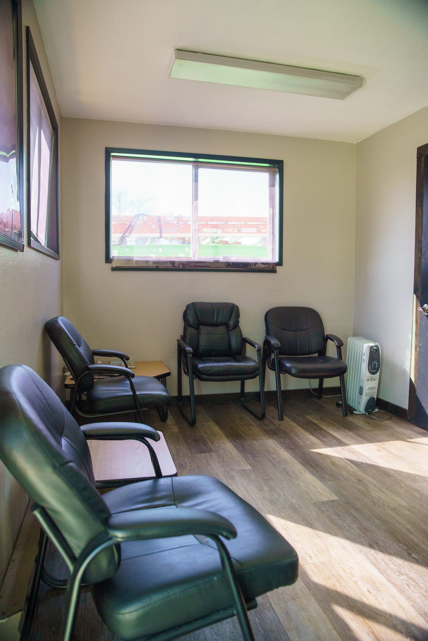 Customer waiting area at Fast Lube & Oil South Aberdeen