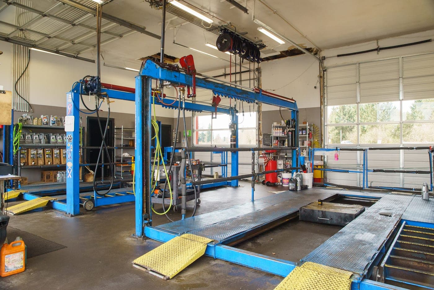 A Fast Lube & Oil service bay ready for the next vehicle